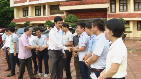 Ng&agrave;nh Gi&aacute;o dục Ninh B&igrave;nh quy&ecirc;n g&oacute;p s&aacute;ch, vở ủng hộ học sinh v&ugrave;ng lũ lụt