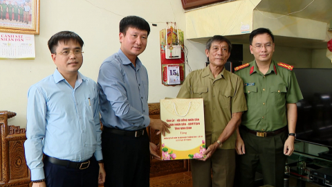 Đồng ch&iacute; B&iacute; thư Tỉnh ủy Trần Huy Tuấn thăm, tặng qu&agrave; nh&acirc;n dịp kỷ niệm 79 năm Ng&agrave;y Thương binh - Liệt sĩ