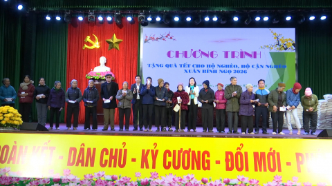 Đồng ch&iacute; Ph&oacute; B&iacute; thư Thường trực tỉnh ủy thăm, tặng qu&agrave; Tết Nguy&ecirc;n đ&aacute;n