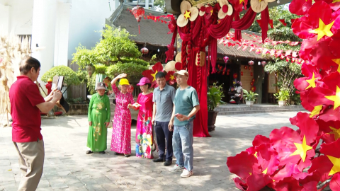 Rực rỡ sắc cờ ch&agrave;o mừng non s&ocirc;ng thống nhất