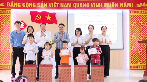 Thăm, tặng qu&agrave; nh&acirc;n dịp ng&agrave;y Quốc tế Thiếu nhi