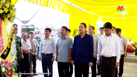 Đồng ch&iacute; Ph&oacute; B&iacute; thư Thường trực Tỉnh ủy thăm hỏi, động vi&ecirc;n gia đ&igrave;nh Đại &uacute;y Nguyễn Đ&igrave;nh Khi&ecirc;m hy sinh khi l&agrave;m nhiệm vụ chống b&atilde;o