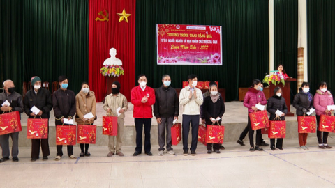 Trao qu&agrave; Tết cho hộ ngh&egrave;o v&agrave; nạn nh&acirc;n chất độc da cam
