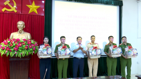 Thăm, tặng qu&agrave; c&aacute;c gia đ&igrave;nh ch&iacute;nh s&aacute;ch nh&acirc;n kỷ niệm ng&agrave;y thương binh, liệt sỹ