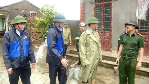 Đồng ch&iacute; Ph&oacute; Chủ tịch Thường trực UBND tỉnh kiểm tra t&igrave;nh h&igrave;nh thiệt hại do b&atilde;o số 10 tại x&atilde; Chất B&igrave;nh