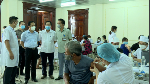 C&aacute;c đồng ch&iacute; l&atilde;nh đạo tỉnh kiểm tra c&ocirc;ng t&aacute;c ti&ecirc;m văc xin ph&ograve;ng Covid-19