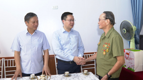 Đồng ch&iacute; Ph&oacute; B&iacute; thư Thường trực Tỉnh ủy Trần Đăng Quỳnh thăm, tặng qu&agrave; nh&acirc;n dịp kỷ niệm 79 năm Ng&agrave;y Thương binh - Liệt sĩ