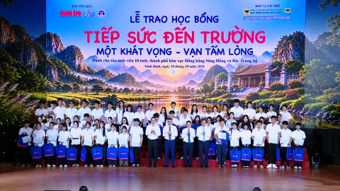 Trao học bổng &ldquo;Tiếp sức đến trường&rdquo; cho sinh vi&ecirc;n vượt kh&oacute;