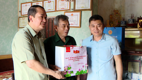 Đồng ch&iacute; Ph&oacute; B&iacute; thư Tỉnh ủy, Trưởng Đo&agrave;n đại biểu Quốc hội tỉnh Mai Văn Tuất thăm, tặng qu&agrave; người c&oacute; c&ocirc;ng tại x&atilde; Y&ecirc;n Từ