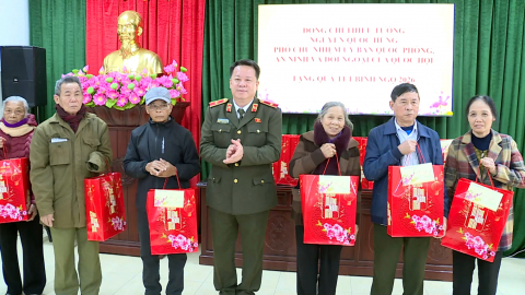 Thăm, tặng qu&agrave; nh&acirc;n dịp Tết Nguy&ecirc;n đ&aacute;n