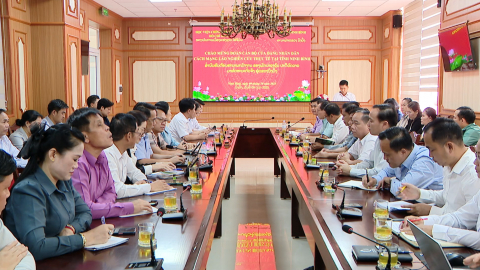 Đo&agrave;n c&aacute;n bộ Đảng Nh&acirc;n d&acirc;n C&aacute;ch mạng L&agrave;o nghi&ecirc;n cứu thực tế tại tỉnh Ninh B&igrave;nh