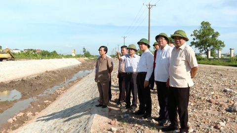Đồng ch&iacute; Chủ tịch UBND tỉnh kiểm tra t&igrave;nh h&igrave;nh sản xuất kinh doanh v&agrave; tiến độ một số Dự &aacute;n