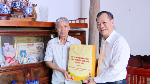Đồng ch&iacute; Ph&oacute; B&iacute; thư Tỉnh ủy, Chủ tịch HĐND tỉnh L&ecirc; Quốc Chỉnh thăm, tặng qu&agrave; nh&acirc;n dịp kỷ niệm 79 năm Ng&agrave;y Thương binh - Liệt sĩ