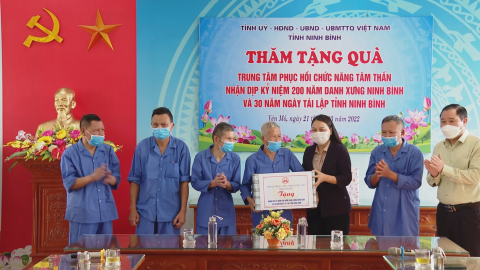 Đồng ch&iacute; B&iacute; thư Tỉnh ủy thăm, tặng qu&agrave; nh&acirc;n kỷ niệm 200 năm danh xưng Ninh B&igrave;nh v&agrave; 30 năm t&aacute;i lập Tỉnh