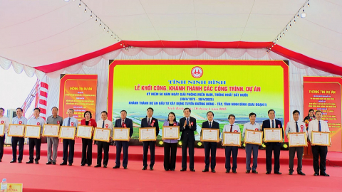 Khen thưởng c&aacute;c tập thể, c&aacute; nh&acirc;n c&oacute; th&agrave;nh t&iacute;ch xuất sắc trong x&acirc;y dựng tuyến đường Đ&ocirc;ng - T&acirc;y, giai đoạn 1