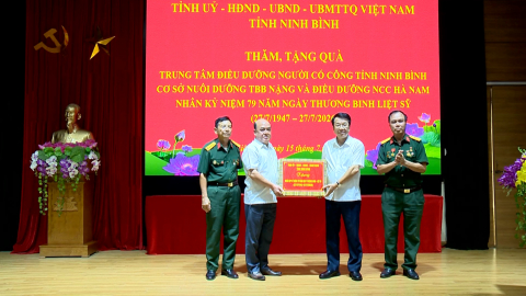 Đồng ch&iacute; Nguyễn Thanh B&igrave;nh, Ph&oacute; B&iacute; thư Tỉnh ủy, Chủ tịch UBND tỉnh thăm, tặng qu&agrave; nh&acirc;n dịp kỷ niệm 79 năm Ng&agrave;y Thương binh - Liệt sĩ