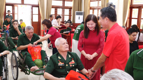 Hội Chữ thập đỏ tỉnh thăm, tặng qu&agrave; thương, bệnh binh