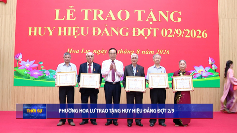 Phường Hoa Lư trao tặng huy hiệu Đảng đợt 2/9