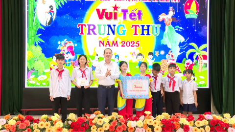 Đồng ch&iacute; Ph&oacute; B&iacute; thư Tỉnh ủy, Chủ tịch Uỷ ban MTTQ Việt Nam tỉnh tặng qu&agrave; trẻ em nh&acirc;n dịp Tết Trung thu 