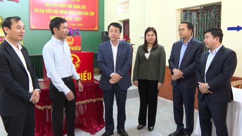 Đồng ch&iacute; Chủ tịch UBND tỉnh Nguyễn Thanh B&igrave;nh kiểm tra c&ocirc;ng t&aacute;c chuẩn bị bầu cử tại một số địa phương