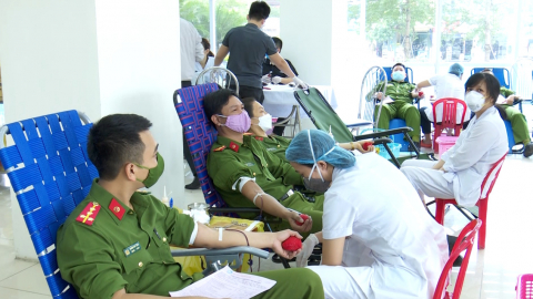 C&ocirc;ng an Ninh B&igrave;nh tham gia hiến m&aacute;u t&igrave;nh nguyện