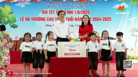 Đồng ch&iacute; B&iacute; thư Tỉnh ủy thăm, tặng qu&agrave; nh&acirc;n ng&agrave;y Quốc tế Thiếu nhi 1/6