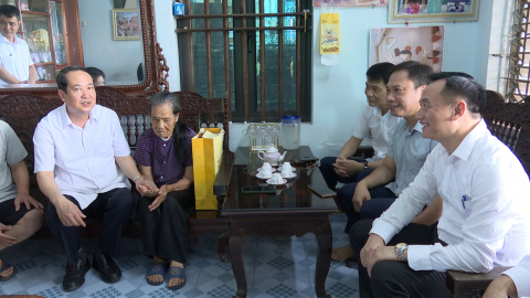 Đồng ch&iacute; Mai Văn Tuất, Ph&oacute; B&iacute; thư Tỉnh ủy, Trưởng Đo&agrave;n đại biểu Quốc hội tỉnh thăm, tặng qu&agrave; nh&acirc;n dịp kỷ niệm 79 năm Ng&agrave;y Thương binh - Liệt sĩ
