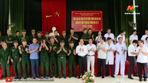 Đồng ch&iacute; Chủ tịch UBND tỉnh thăm, tặng qu&agrave; thương, bệnh binh tại Nho Quan v&agrave; Hoa Lư