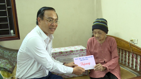 Thăm, tặng qu&agrave; nh&acirc;n kỷ niệm Ng&agrave;y quốc tế người cao tuổi