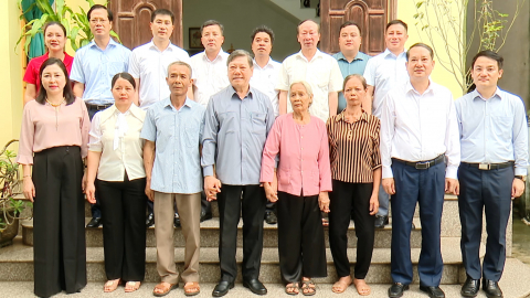 Đồng ch&iacute; Ph&oacute; Chủ nhiệm Thường trực Ủy ban Kiểm tra Trung ương thăm, tặng qu&agrave; gia đ&igrave;nh Liệt sĩ Đỗ Tiến Dĩnh