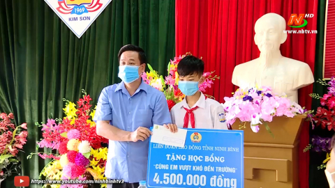 Li&ecirc;n đo&agrave;n lao động tỉnh trao học bổng "C&ugrave;ng em vượt kh&oacute; tới trường"