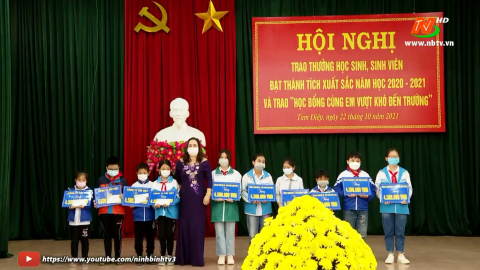 Trao thưởng Quỹ khuyến học, khuyến t&agrave;i Ng&ocirc; Th&igrave; Nhậm 