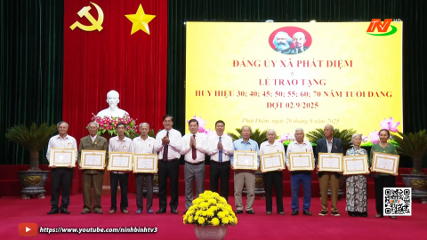 Đảng ủy x&atilde; Ph&aacute;t Diệm trao huy hiệu Đảng đợt 2/9