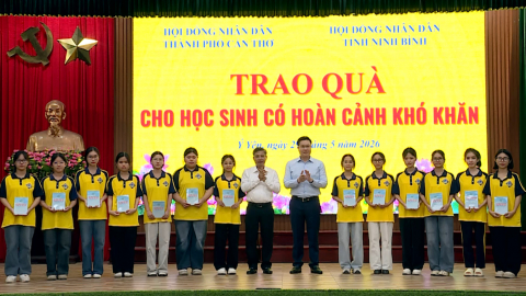 Trao qu&agrave; cho học sinh c&oacute; ho&agrave;n cảnh kh&oacute; khăn tr&ecirc;n địa b&agrave;n x&atilde; &Yacute; Y&ecirc;n