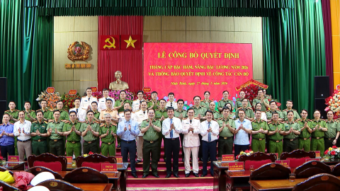 C&ocirc;ng an tỉnh c&ocirc;ng bố thăng bậc h&agrave;m v&agrave; th&ocirc;ng b&aacute;o quyết định về c&ocirc;ng t&aacute;c c&aacute;n bộ