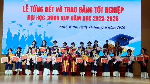 Trường Đại học Hoa Lư trao Bằng tốt nghiệp Đại học kh&oacute;a XV