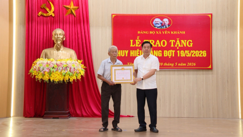 Trao tặng Huy hiệu Đảng vi&ecirc;n đợt 19/5