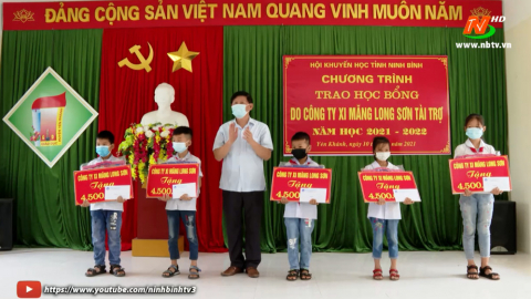 Trao học bổng cho học sinh mồ c&ocirc;i, kh&oacute; khăn