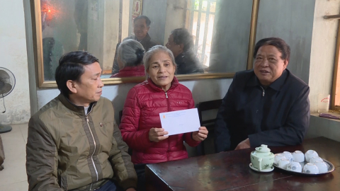 Thăm, tặng qu&agrave; Tết cho nạn nh&acirc;n chất độc da cam