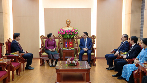 Đồng ch&iacute; Chủ tịch UBND tỉnh Nguyễn Thanh B&igrave;nh tiếp x&atilde; giao Đại sứ L&agrave;o