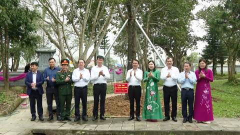 Đo&agrave;n c&ocirc;ng t&aacute;c của Ban Thường vụ Tỉnh ủy Ninh B&igrave;nh d&acirc;ng hương tại đền mẫu &Acirc;u Cơ v&agrave; Đền H&ugrave;ng
