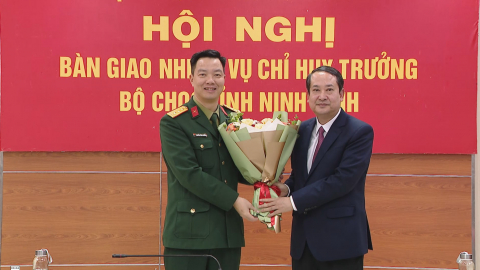 B&agrave;n giao nhiệm vụ Chỉ huy trưởng Bộ CHQS tỉnh Ninh B&igrave;nh