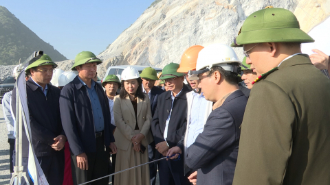 Đo&agrave;n c&ocirc;ng t&aacute;c của Thường trực Tỉnh ủy kiểm tra t&igrave;nh h&igrave;nh quản l&yacute;, khai th&aacute;c kho&aacute;ng sản