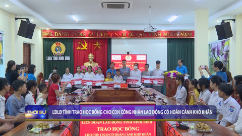 LĐLĐ tỉnh trao học b&ocirc;̉ng cho con c&ocirc;ng nh&acirc;n lao đ&ocirc;̣ng có hoàn cảnh khó khăn