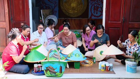 Tạo dấu ấn cho qu&agrave; tặng du lịch