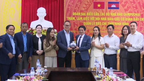 Hội Nh&agrave; b&aacute;o tỉnh tiếp x&atilde; giao đo&agrave;n C&acirc;u lạc bộ Nh&agrave; b&aacute;o Campuchia