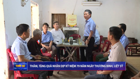 Đồng ch&iacute; B&ugrave;i Ho&agrave;ng H&agrave;, Ủy vi&ecirc;n Ban Thường vụ Tỉnh ủy, Ph&oacute; Chủ tịch Thường trực HĐND tỉnh thăm, tặng qu&agrave; nh&acirc;n dịp kỷ niệm 79 năm Ng&agrave;y Thương binh - Liệt sĩ