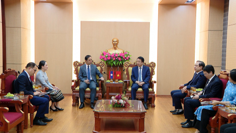 Đồng ch&iacute; Chủ tịch UBND tỉnh Nguyễn Thanh B&igrave;nh tiếp x&atilde; giao ch&iacute;nh quyền tỉnh U-Đ&ocirc;m-Xay, L&agrave;o