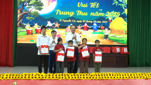 Thăm, tặng qu&agrave; trẻ em nh&acirc;n dịp Tết Trung thu tại phường Nguyễn &Uacute;y