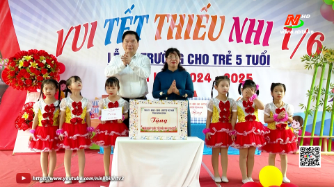 Đồng ch&iacute; Ph&oacute; Chủ tịch Thường trực UBND tỉnh thăm, tặng qu&agrave; nh&acirc;n ng&agrave;y Quốc tế Thiếu nhi 1/6